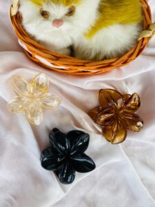 TrioBloom Elegance” Premium Glossy Flower Hair Claw Clip Set – Crystal Clear, Amber Gold & Jet Black (3-Piece)
